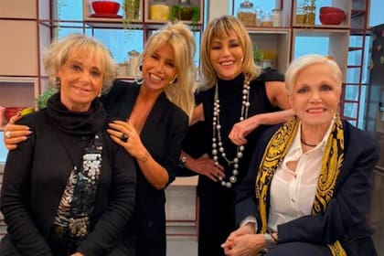 Any Ventura junto a Peña, su madre, y la mamá de Campi