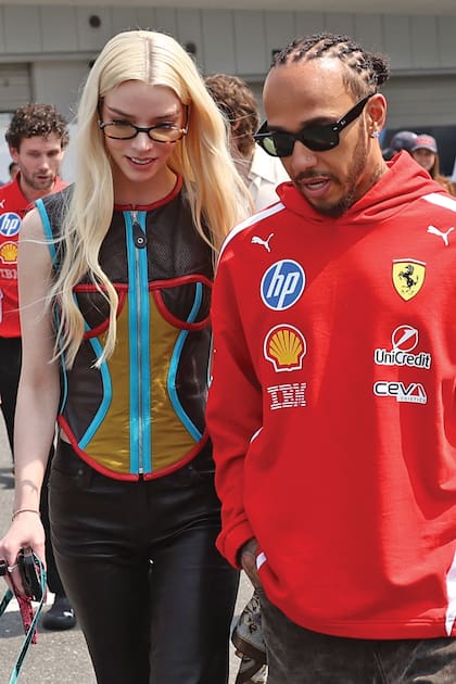 Anya
conversa con el piloto
inglés Lewis Hamilton