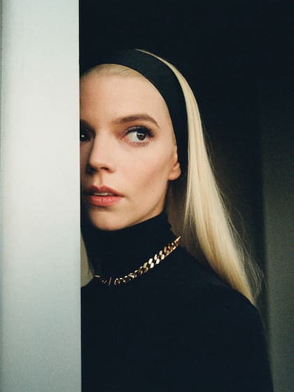 Anya mantiene un perfil bajo en el terreno personal. En el último año comenzó a mostrarse junto a su pareja el músico estadounidense Malcolm McRae, La noticia que se habían casado en una ceremonia íntima y privada en los Estados Unidos impactó en los medios.