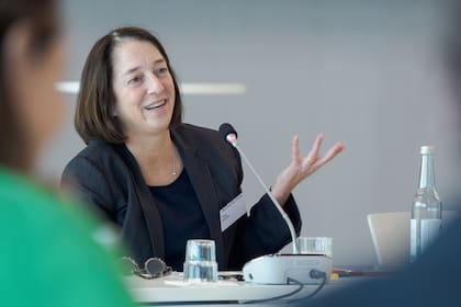 Anya Schiffrin en una de sus disertaciones en la Universidad de Columbia. Foto: Stephan Röhl
