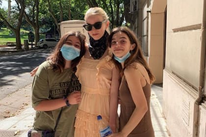 Anya Taylor-Joy junto a sus fans en el barrio porteño de Recoleta