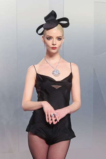 Anya Taylor-Joy, presente en la fiesta de Vanity Fair, con un
diseño vintage de John Galliano,
un mono corto de la colección
otoño-invierno 1994 del modisto
británico. Lo acompañó con un tocado con un lazo y un espectacular
colgante de Tiffany con diamantes