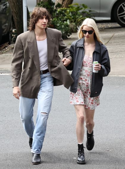 Anya Taylor-Joy y Malcolm McRae se mostraron muy enamorados caminando de la mano por los suburbios del este de Sidney, en Australia