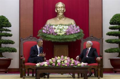 Obama conversa con el secretario general del Partido Comunista de Vietnam, Nguyen Phu Trong, en Hanoi