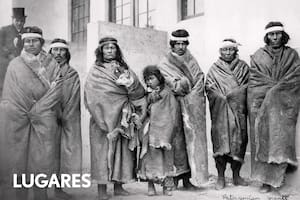 Aonikenk presentados en la Exposición Universal realizada en el año 1904 en St. Louis, Missouri en los Estados Unidos. De izquierda a derecha: Casimiro, Kolojo, Lorenza (con perro en brazos), Giga, Bonifacio, Guéchico y Sinchel.