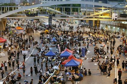 Con un despliegue masivo y creciente, decenas de miles de manifestantes a favor de la democracia en Hong Kong mantienen su desafío al gobierno de Pekín