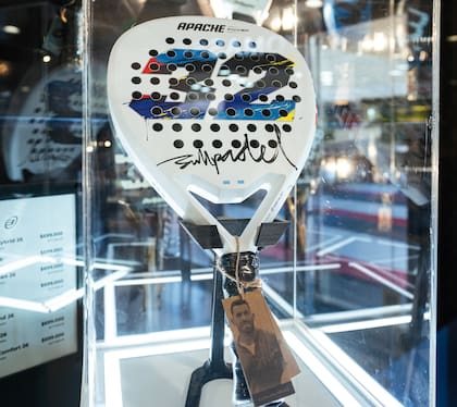 "Apache 32", la pala customizada de Carlos Tevez