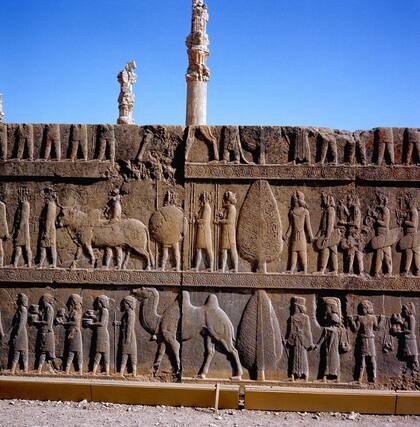 Apadana en Persépolis: procesión de las delegaciones de las naciones vasallas del Imperio aqueménida con ofrendas