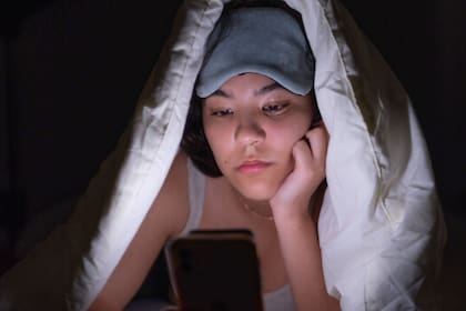 Apagá dispositivos electrónicos al menos media hora antes de acostarte.