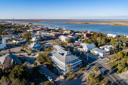 Apalachicola recibe a un número considerable de turistas, muchos de los cuales visitan la ciudad exclusivamente para participar en las celebraciones. Foto: X/Canva.