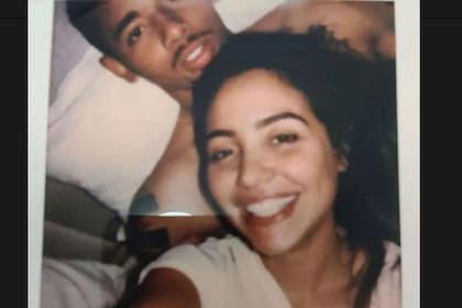 Aparecen fotos de Diego Costa y Gabriel Jesus dentro de una biblia donada