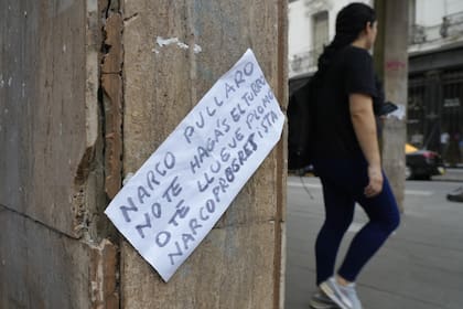 Aparecieron en pleno centro de Rosario, en la peatonal Córdoba, carteles pegados con amenazas hacia el gobernador Pullaro