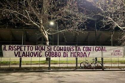 Aparecieron pancartas cerca del estadio de Fiorentina al conocerse que Vlahovic tenía un pie y medio afuera del club.