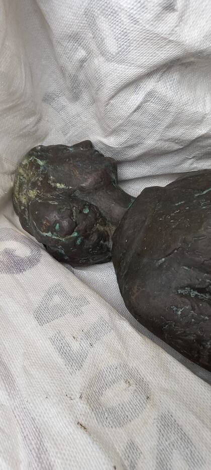 Apareció la estatua de Ana Frank: es de bronce y pesas unos 70 kilos