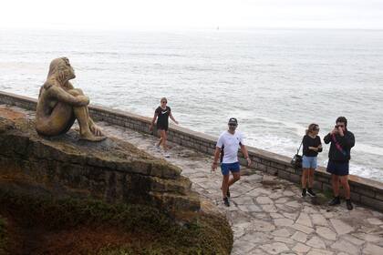 Aparecio una misteriosa estatua en el paseo costero de playa chica.
15 de Febrero 2021 Mar del Plata.
Foto: Mauro V. Rizzi