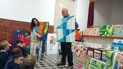 Aparte de las exposiciones tradicionales, Mariela y Jorge llevan la colección de Argentina Abstracta a las escuelas, donde realizan un recorrido guiado por todo el país, a través del arte,
