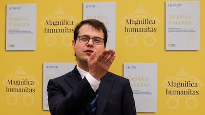 Aparte de su aparición en El Vaticano, Olah no se presenta regularmente ante el público, pero es muy conocido por sus publicaciones en línea.
