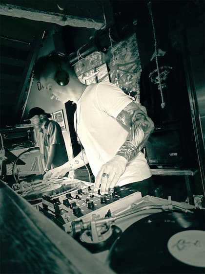 Aparte de su trabajo como ingeniero en Sistemas, Martín es DJ residente.