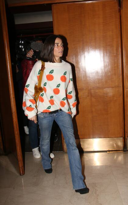 Apasionada por el teatro, Juana Viale disfrutó de la comedia Sinvergüenzas de principio a fin. Descontracturada, la actriz y conductora asistió, en esta oportunidad, sin su flamante novio Yago Lange