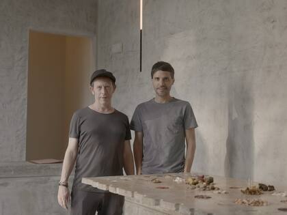 Apasionado por las historias, Alfred Oliveri encontró su nicho en la alta gastronomía; en la imagen junto al chef Virgilio Martínez