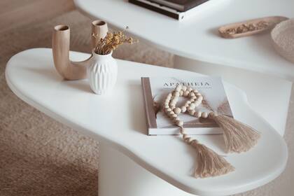 Apatheia ofrece desde muebles a adornos para dotar la casa de un espíritu armónico y calmo.