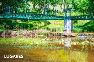 Apenas 300 habitantes viven de manera estable junto al particular río amarillo.