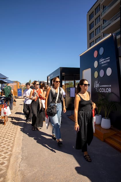 Apenas abrió la muestra, ya hubo gran afluencia de público recorriendo el paseo de compras y los stands de los sponsors