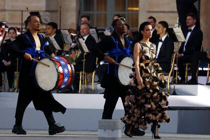 Apenas apareció en escena, Katy Perry se convirtió en la protagonista absoluta. La cantante recorrió la alfombra en el marco del bloque del desfile dedicado al estilo y las siluetas de los años 80 y su paso dejó a todos con la boca abierta. "Vogue World. Mundo de mujeres", escribió la celebridad en su cuenta de Instagram, donde mostró en detalle su espectacular vestido