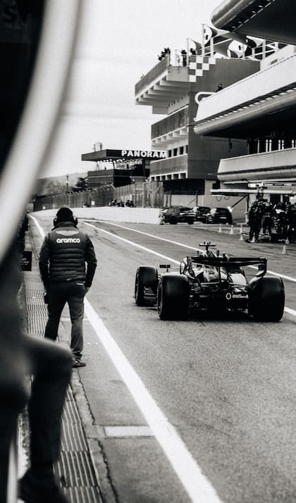 Apenas cinco vueltas giró Lance Stroll en Barcelona; el viernes será el turno de Fernando Alonso en el AMR26
