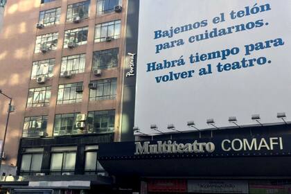 Apenas comenzó la cuarentena, la fachada del Mutiteatro Comafi, que depende de Carlos Rottemberg, ya esperando el regreso que, ahora, podrá ser con un aforo al 100 x 100 ciento