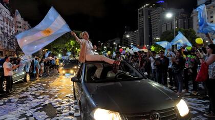 Apenas confirmado el triunfo de Cambiemos, sus militantes comenzaron a festejar en distintos puntos de la ciudad de Buenos Aires y en todo el país