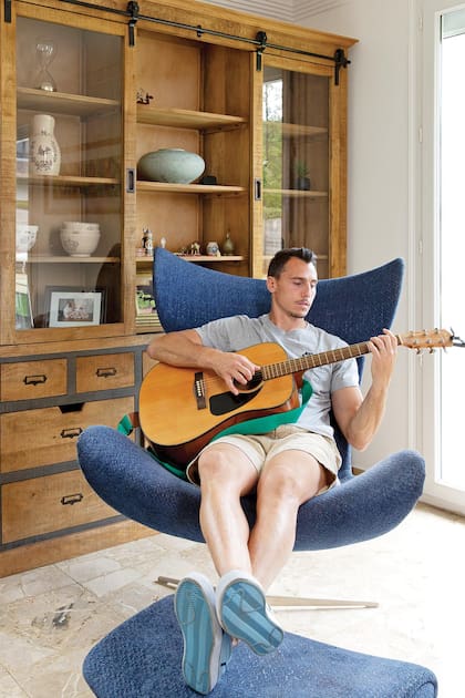 Apenas desembarcó en París hace diez años, el jugador de Los Pumas quiso aprender a tocar la guitarra y lo hizo a través de tutoriales de internet. Hoy la música es su gran momento de disfrute.