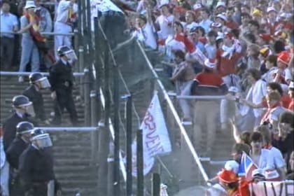 Apenas dos endebles vallas y cinco policías separaba a los violentos de Liverpool de la parcialidad "neutral", que en rigor era en su mayoría hinchas italianos de la Juve