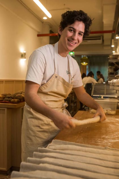 Apenas egresó del colegio Palermo Chico empezó a estudiar cocina en el IAG y su primera experiencia en una cocina profesional fue en Orilla, el restaurante de Fernando Trocca.