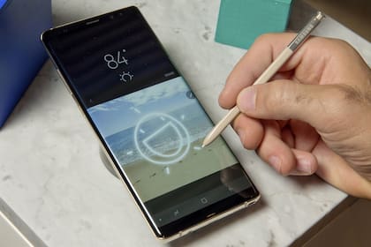 Apenas más grande que el S8+, el Galaxy Note 8 mantiene el distintivo lápiz stylus