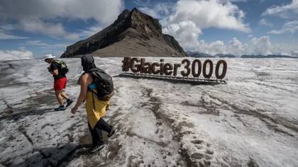Apenas queda hielo en el Glaciar 3000 en el Glaciar Tsanfleuron por encima de Les Diablerets, en Suiza.