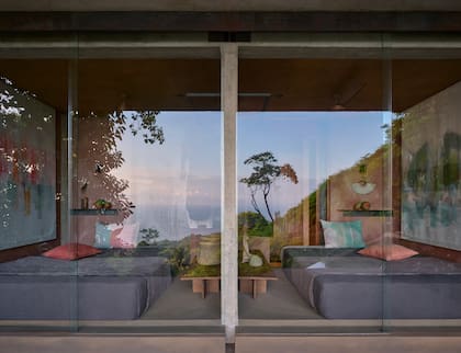 Apenas retirado del volumen superior, el nivel inferior acompaña la forma natural del terreno.