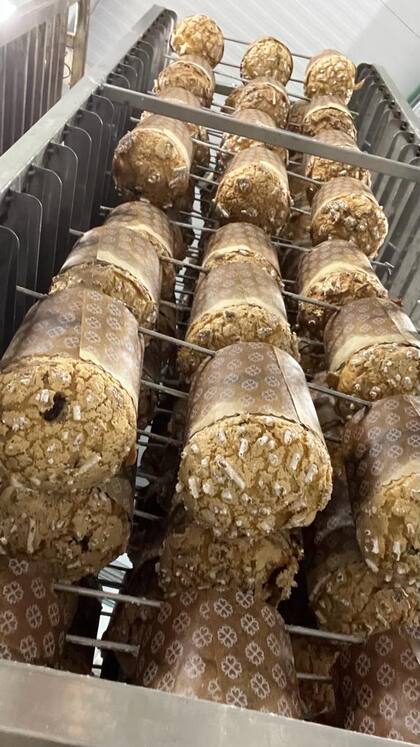 Apenas sale del horno, el panettone se cuelga boca abajo para que no se achate. Así lo hacen en Artiaga.