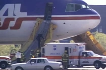 Apenas se detuvo, los equipos de emergencia abordaron el DC-10 con escaleras móviles por una de las puertas de acceso y entraron a la cabina