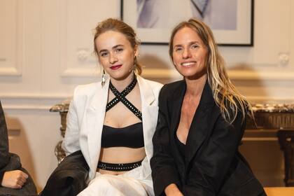 Apenas
terminó
el desfile,
Carola del
Bianco
felicitó a su
hija, Elisa