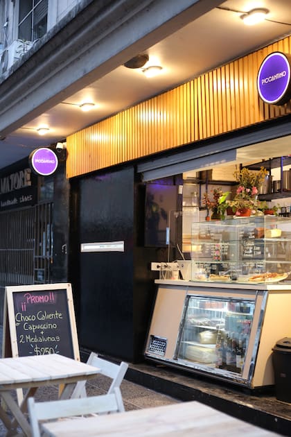 Apenas un mostrador separa la cocina del público. Algunas mesas afuera permiten sentarse a comer in situ.