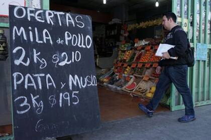 Apenas ve la noticia de la devaluación, el comerciante argentino, basado en su historia, reconfigura su esquema de costos y precios.