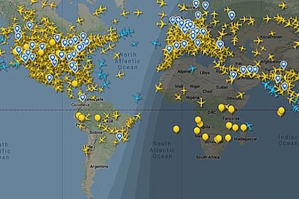  En las aplicaciones tecnológicas que muestran el movimiento de aviones en el mundo –como FlightRadar24 o Flight Tracker- se observa que las dos zonas más vacías son la Argentina y Corea del Norte.