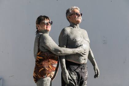 Baño de lodo en las termas de Copahue.