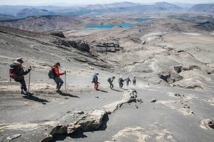 El descenso del volcán Copahue, entre piedra y cenizas. Atrás, las Lagunas Mellizas. 