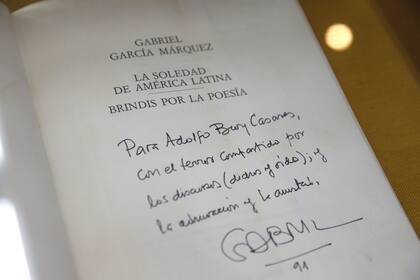 Dedicatoria de Gabo a Bioy Casares, en un ejemplar de "La soledad de América Latina"
