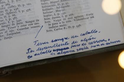 Anotación en tinta de Bioy al margen de la "Antología de poesía gauchesca"