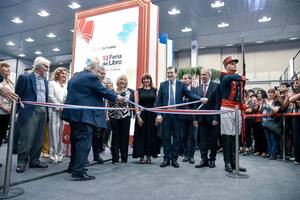Apertura de la Feria del Libro de Santiago del Estero, con Alejandro Vaccaro y Ezequiel Martínez, de Fundación El Libro; la escritora Sylvia Iparraguirre, la senadora Claudia Ledesma, el gobernador Gerardo Zamora y el jefe de Gabinete provincial, Elías Suárez