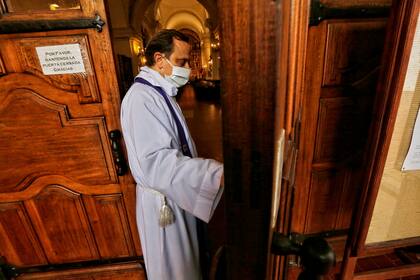 Apertura de la Iglesia del Pilar, en el barrio de Recoleta