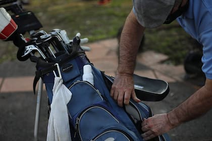 Durante la primera jornada de la apertura del predio, los jugadores llevaron toallas y alcohol, tal como lo exige el protocolo.